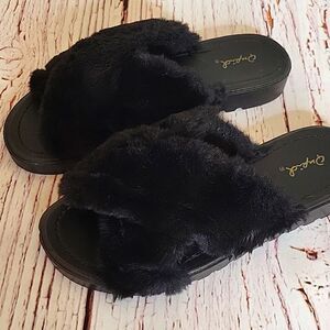 Quipid Black Faux Fur Slides Size 7